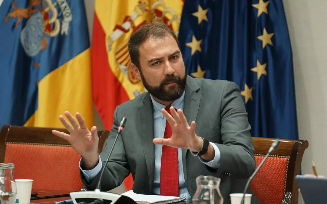 El delegado del Ministerio de Hacienda en el Consorcio de la Zona Franca Gran Canaria, Gabriel Corujo, compareció en comisión parlamentaria para hablar de la importancia de las zonas francas para la economía canaria y la diversificación económica